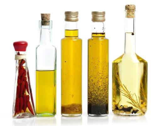 Glasflasker med olie og eddike