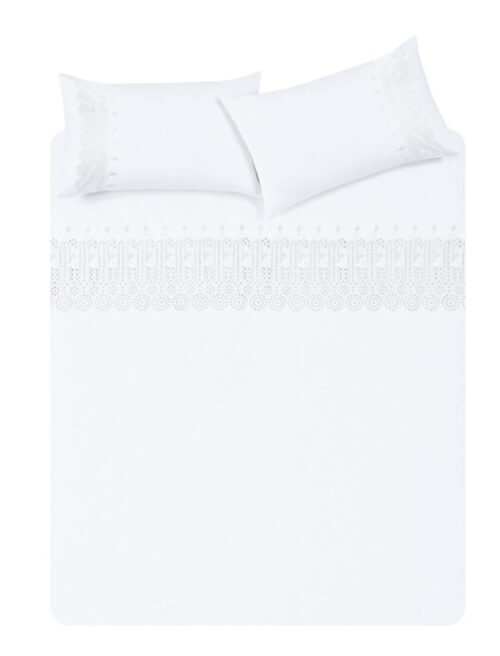 Hvidt sengetøj.