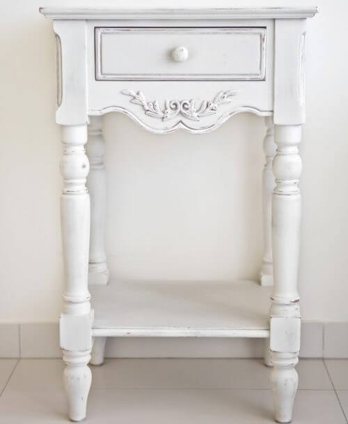 Hvidt vintage natbord med hvide ben