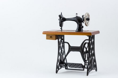 Antik symaskine med stativ i smedejern