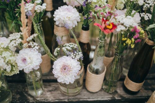DIY udsmykning med blomster i flasker