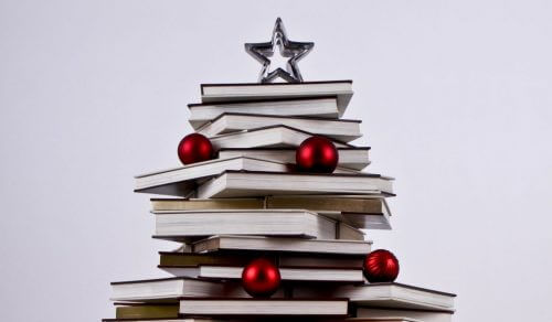 Juletræ af bøger.
