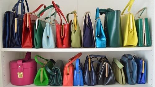 Farverige tasker i forskellige størrelser
