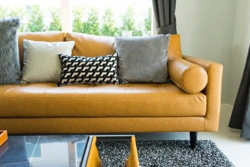 Sofa i jordfarve