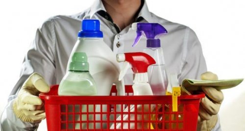 Gør rent på badeværelset: vælg de bedste rengøringsmidler