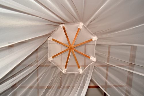 Myggenettet kan være i form af et telt eller et gardin