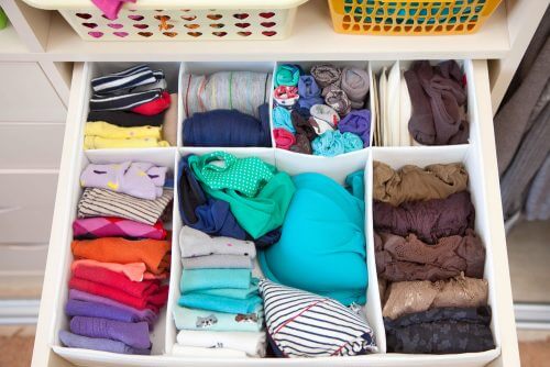 Opbevaringsløsninger: Skuffe-delere til sortering af tøj.