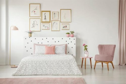 Skab et nyt soveværelse på en weekend ved hjælp af billeder på væggene
