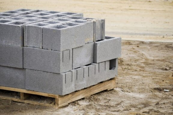 Palle med betonklodser.
