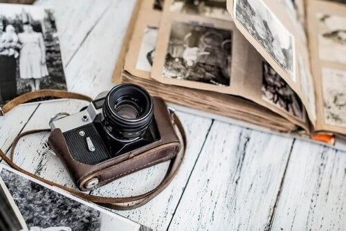 Kamera og fotoalbum på et bord