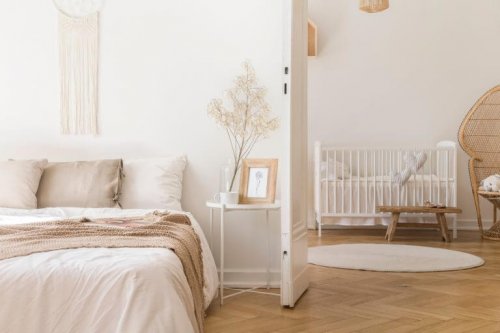 Du kan sagtens lave plads til babyen i dit soveværelse uden at give køb på den gode stil