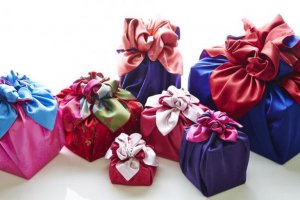 I stedet for almindelig gaveindpakning kan du vælge at pakke dine gaver ind i stof
