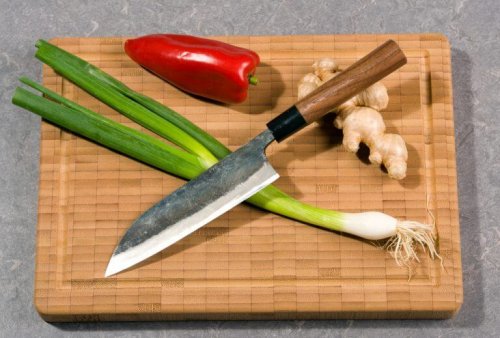 Denne kniv har et tyndt blad, som gør den ideel til at skære grøntsager med
