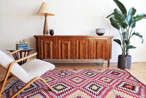 Et kelimtæppe kan passe godt sammen med den minimalistiske nordiske stil