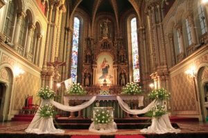 Bryllupsudsmykningen i en kirke bør ikke være for flamboyant eller bruge nogen form for materiale, der kan støde sammen med kirkens indretning