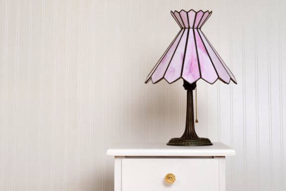 Belysningsmuligheder: Bordlampe med pink glasskærm. 