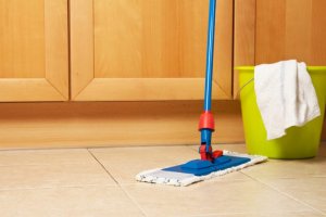Det er bedst at anvende produkter specifikt egnet til gulve når du skal fjerne pletter fra køkkengulvet