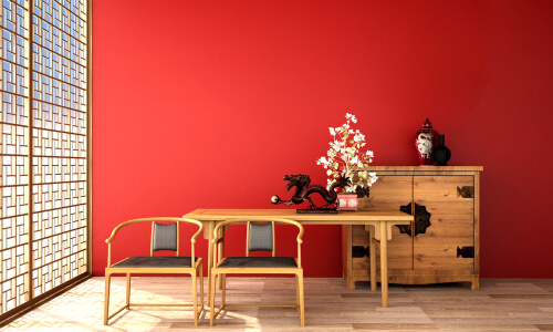 En orientalsk stue med rød væg