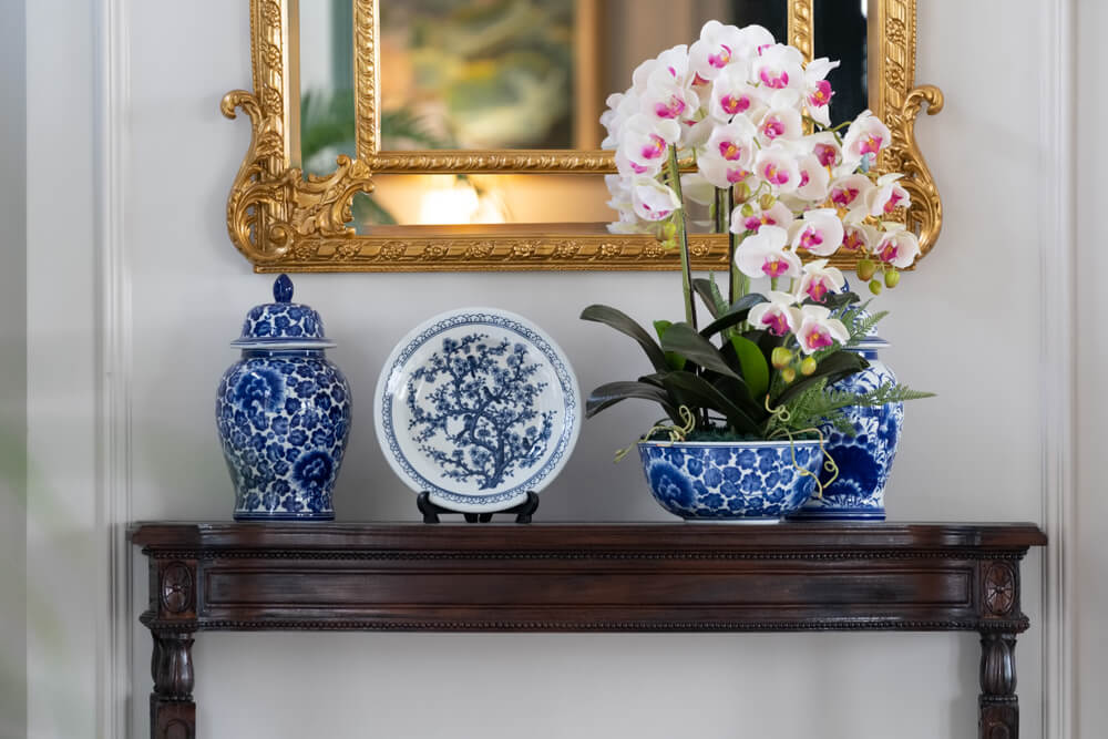 Orientalske vaser med blomster og spejl