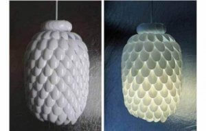 Du kan bruge plastikskeer til at lave en lampeskærm