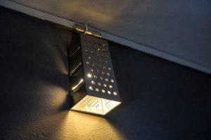 Formen på et firesidet rivejern er perfekt til at lave en lampeskærm. De mange små huller gør at lyset kan skinne igennem.
