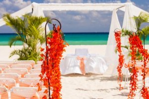 Udsmykningen af et bryllupsalter til et strandbryllup kan være mere uformelt