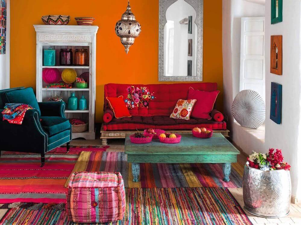 Vaser i farverig stue