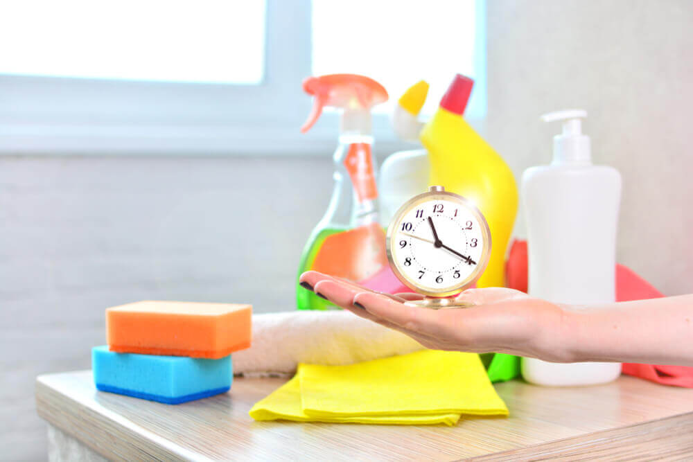 Ur og rengøringsmidler viser løsningen på at bo med en sjusket værelseskammerat