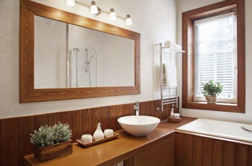 Naturlige badeværelser gør ofte brug af trå på gulv og vægge