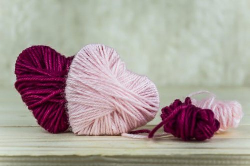 Fest guirlander med hjerter lavet af uld er en simpel og romantisk løsning