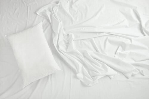 I sommermånederne er det bedst at vælge sengetøj i lette materialer, så du ikke får det for varmt om natten.