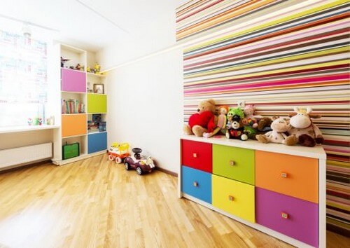 Et organiseret børneværelse med masser af farver