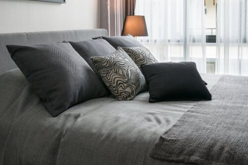 Dekorativt sengetøj kan også bidrage til æstetikken i dit soveværelse.