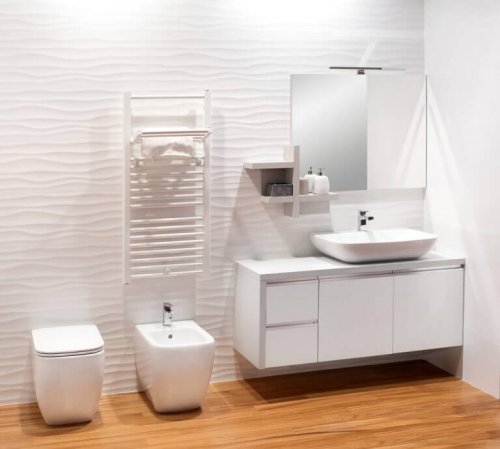 hvidt badeværelse med trægulv