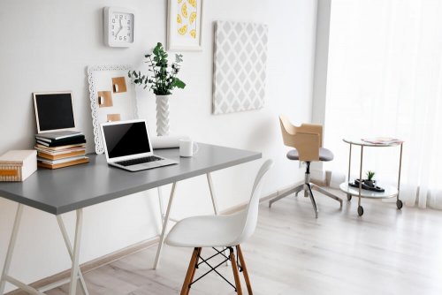 En minimalistisk kontorplads holdt i hvidt.