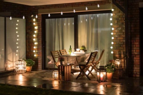lille terrasse med hyggelig belysning
