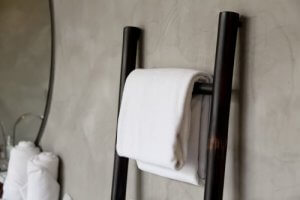 Enkle og ideelle håndklæde skinner til badeværelset