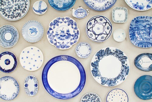 Blå tallerkener i forskellige størrelser