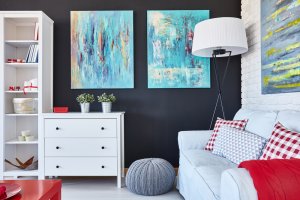 En flot indrettet stue med sofa og billeder til at opdatere dit hjem
