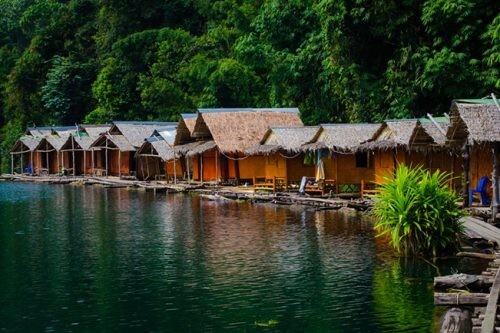 De flydende hytter i Thailand er lavet af bambus