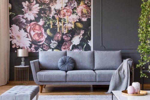 grå sofa og billede med roser