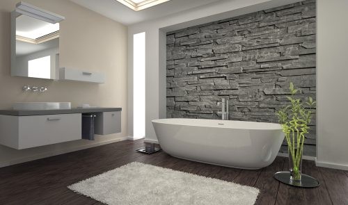 En smuk, grå stenvæg på badeværelset ved badekarret