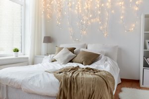 Et soveværelse med lyskranser