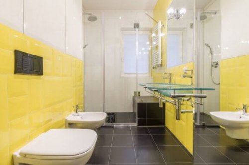 gule vægfliser i et badeværelse