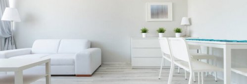 minimalistisk indretning af hvid stue