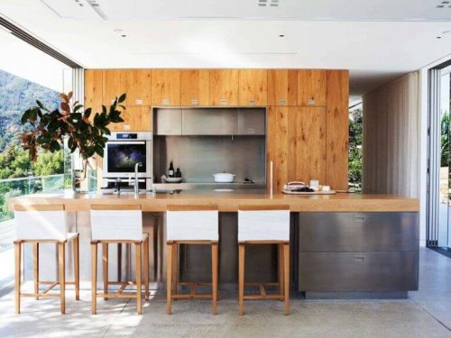 køkken indrettet med smart design for at få mere plads