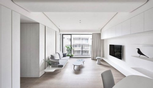 minimalistisk indretning af hvid stue med lige linjer