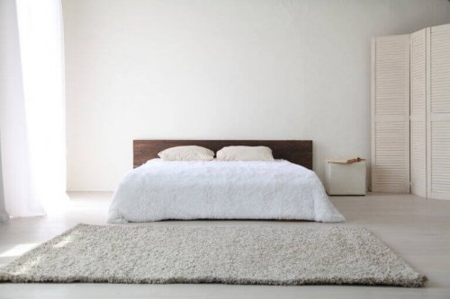 minimalistisk indretning af soveværelse