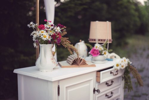 Et skrin med en vase og blomster