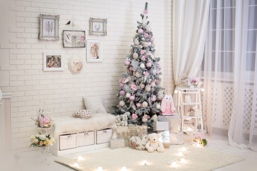 Et værelse med billeder og et juletræ